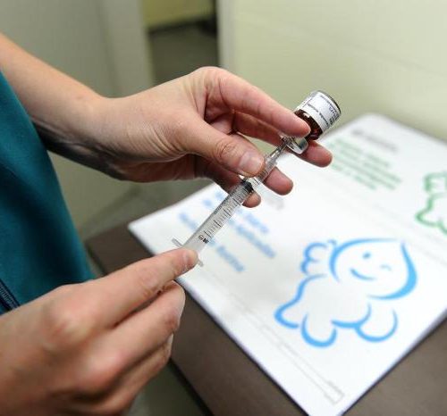 Acomodação e campanhas antivacina influenciam queda na imunização contra pólio, diz secretário da Saúde do RS
