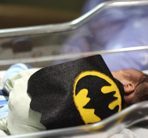 UTI Neonatal de hospital Divina Providência vira QG da Liga da Justiça