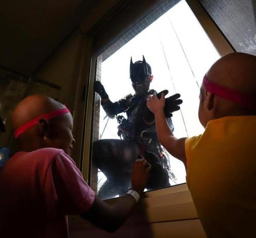 Alpinistas vestidos de super-heróis alegram o dia dos pacientes do Hospital da Criança Santo Antônio