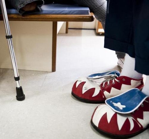 Criador da Fundação Dr. Clown, de palhaços que atuam em hospitais, faz palestra gratuita em Porto Alegre