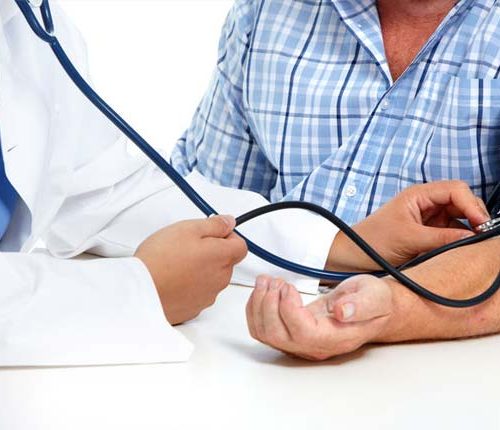 Sete em cada 10 brasileiros com mais de 50 anos têm alguma doença crônica