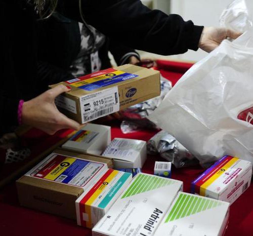 Remédios podem ficar até 4,33% mais caros a partir desta segunda: veja como economizar