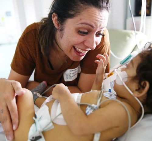 Em transplante inédito no Estado, menina de 11 meses recebe fígado de doador de apenas 19 dias