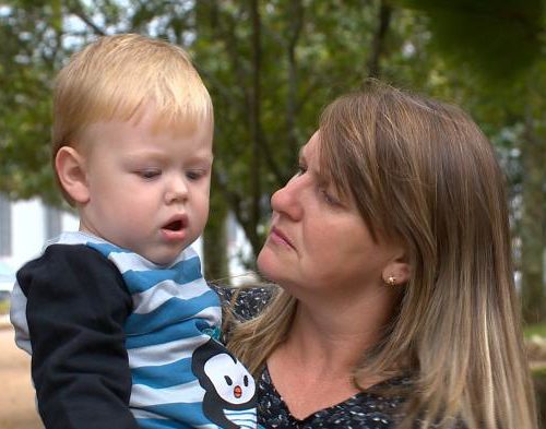 Família de bebê com doença rara faz campanha para conseguir dinheiro do tratamento