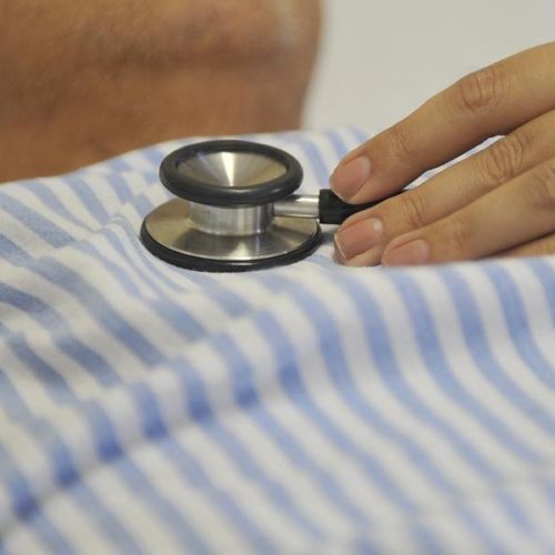 Associação Médica promete ir à Justiça contra revalidação de diplomas