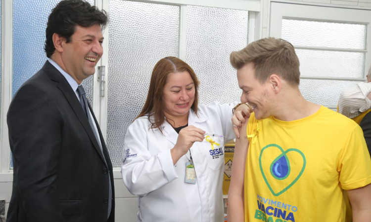 vacinacao-hepatite-c 50 mil pessoas por ano devem receber tratamento contra a hepatite C no Brasil