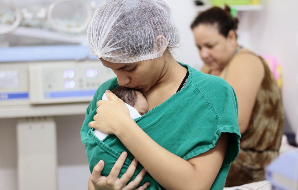 Prática que melhora o tratamento de bebês prematuros completa 40 anos; veja os benefícios