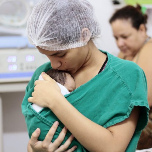 Prática que melhora o tratamento de bebês prematuros completa 40 anos; veja os benefícios