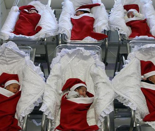 Roupinhas de Natal são confeccionadas para recém-nascidos de hospital de Caxias do Sul