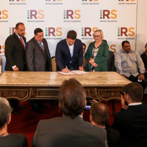 Governo do RS assina acordo para reduzir o número de pacientes que entram na Justiça para garantir atendimento