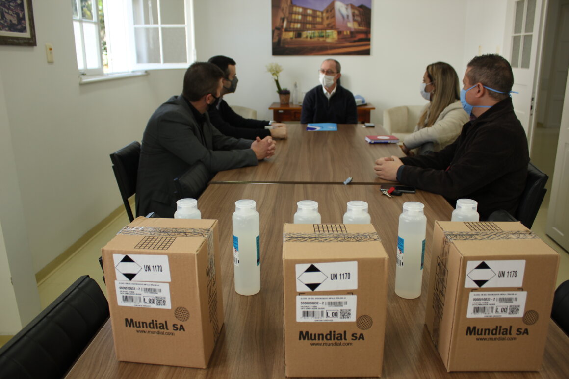 Hospital Santa Cruz recebe 3 mil unidades de álcool em gel da Bitencourt Seguros
