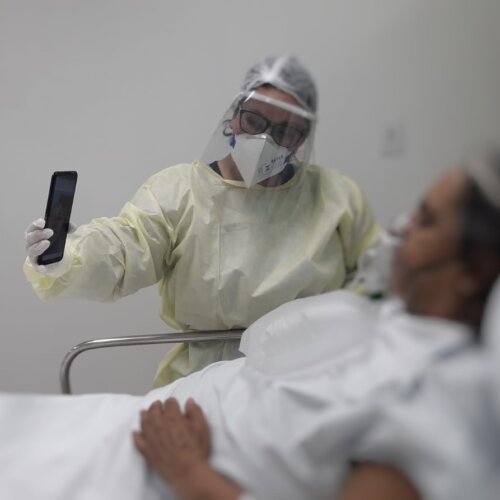 Hospital Vida e Saúde: Vídeo chamadas trazem mais humanização no tratamento de pacientes da UTI COVID