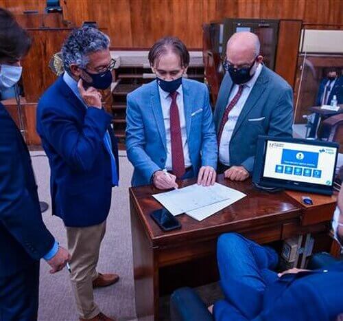 Sem votos na base, Leite fecha acordo com PT e alíquota geral de ICMS cairá em 2021