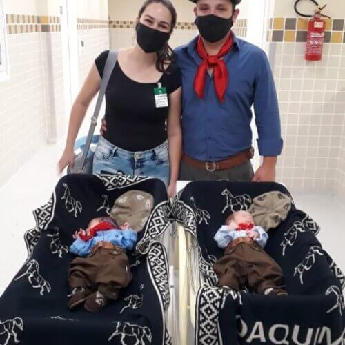 Vestidos de gaúchos, gêmeos têm alta da UTI neonatal da Santa Casa