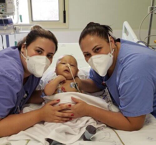 Bebê de quatro meses recebe parte do fígado do pai em transplante realizado na Capital