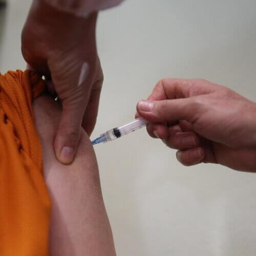Oito em cada 10 pessoas que morreram por covid-19 no Brasil não receberam sequer uma dose de vacina