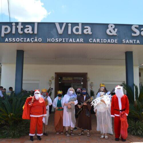 Voluntários promovem clima de Natal no Hospital Vida & Saúde