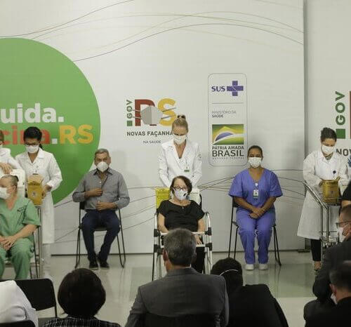 RS completa um ano de vacinação contra a covid-19; atualmente, hospitalizações crescem menos do que infecções