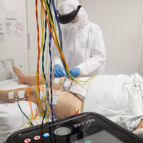 Santa Casa de Porto Alegre recebe tecnologia para reabilitação neuromuscular de pacientes em UTI