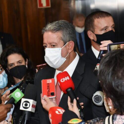 Lira afirma que vai discutir com líderes projeto que estabelece piso salarial da enfermagem