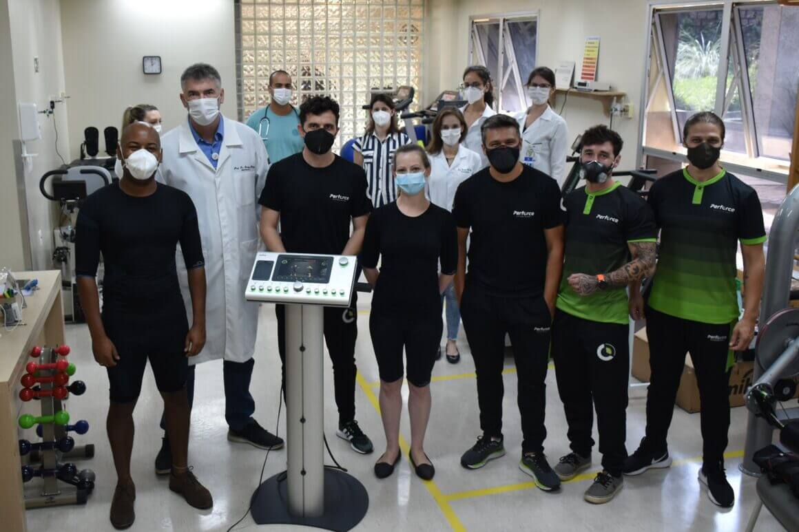 Santa Casa de Porto Alegre insere tecnologia de eletroestimulação de corpo inteiro para reabilitação neuromuscular de pacientes