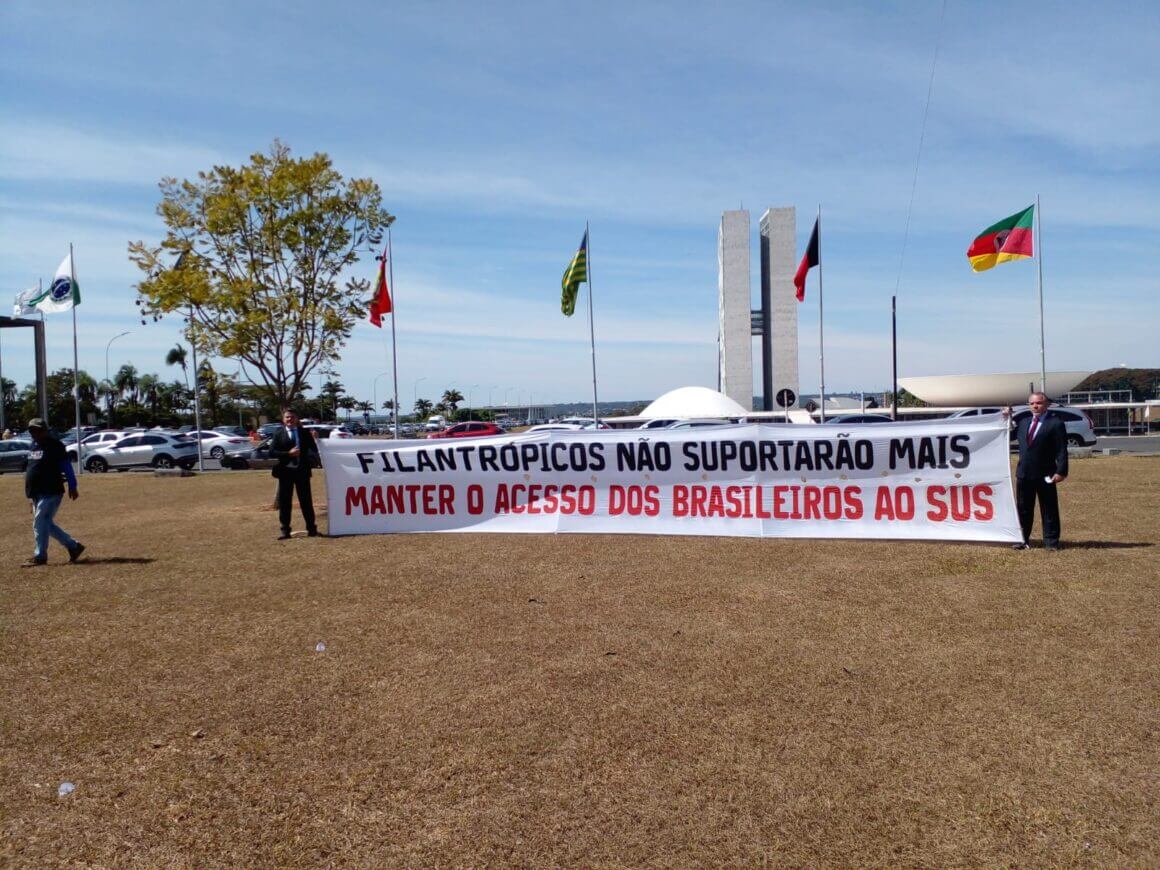 Santas Casas fazem protesto na Esplanada dos Ministérios