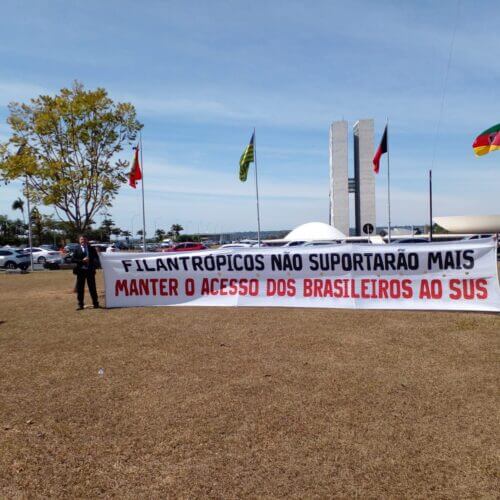 Santas Casas fazem protesto na Esplanada dos Ministérios