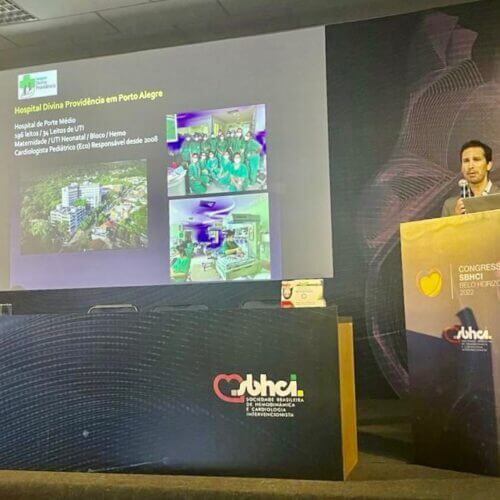 Cardiologista pediátrico leva experiência do Hospital Divina Providência em fechamento percutâneo de canal arterial no prematuro a evento nacional