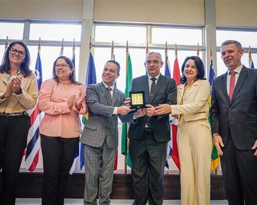 Deputado Sabino entrega Medalha da 55ª Legislatura à Federação das Santas Casas