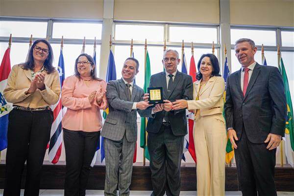 352453_S (1) Deputado Sabino entrega Medalha da 55ª Legislatura à Federação das Santas Casas