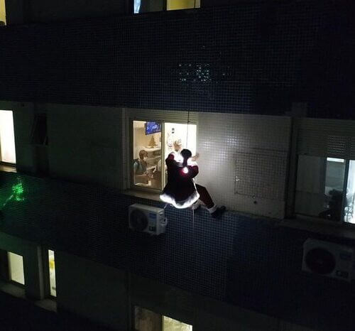 Papai Noel faz rapel no Hospital da Criança Santo Antônio e dá alegria a pacientes