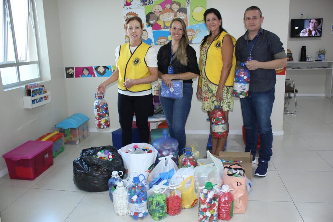 Lions Clube doa material para o Projeto Bem na Tampa do HSC
